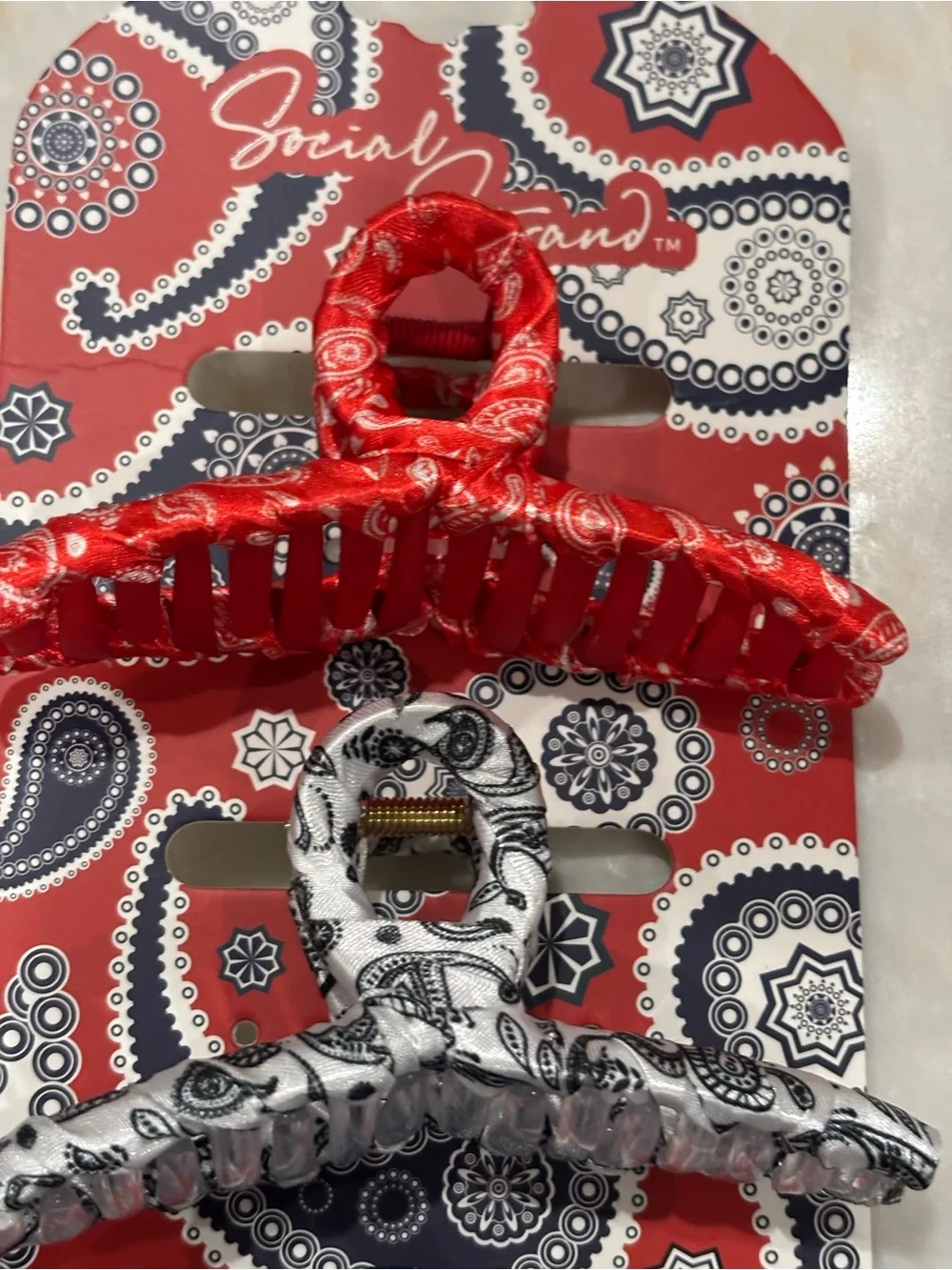 NWT Social Strand Set of 3 satiny Bandana-Print Hair Claw Clips